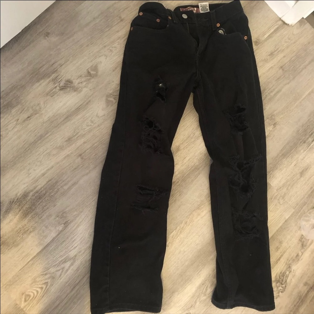 distressed black mid rise 550 relaxed levi’s